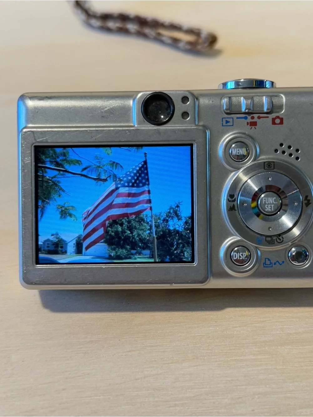 Canon PowerShot SD300 Digital Elph 4MP Camera Tested Good w/Charg-Bat-Card Read!